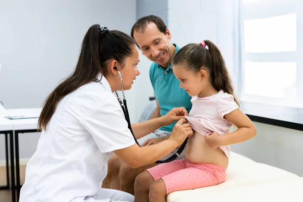 Médico Pediátrico Trabalhando Com Crianças Paciente Teste Cuidados Saúde Infantil — Fotografia de Stock