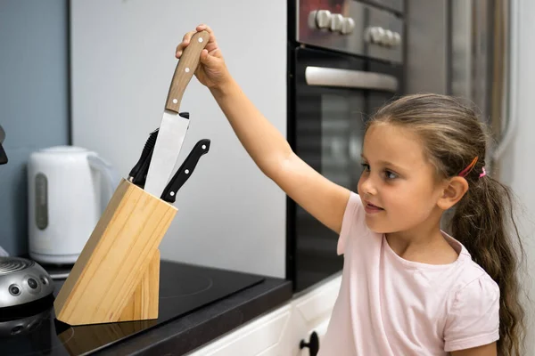 Criança Mão Atingindo Para Faca Risco Segurança Cozinha — Fotografia de Stock