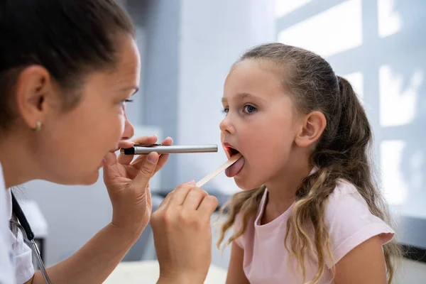 Controllo Della Gola Dei Bambini Influenza Medico Controllando Ragazza — Foto Stock