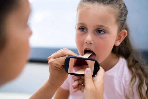 Crianças Garganta Verifique Gripe Verificando Menina Usando Dispositivo Inteligente — Fotografia de Stock
