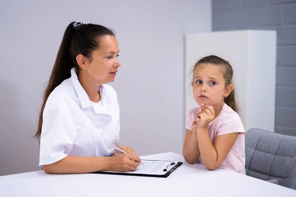 Zieke Kindertherapie Therapeut Troostend Kind Het Ziekenhuis — Stockfoto