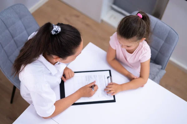 Zieke Kindertherapie Therapeut Troostend Kind Het Ziekenhuis — Stockfoto