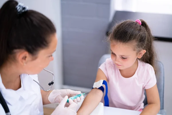 Kinderarts Medische Bloedonderzoek Controle — Stockfoto