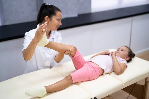 Quiropráctico Pediátrico Fisioterapia Ortopédica Fisioterapia —  Fotos de Stock