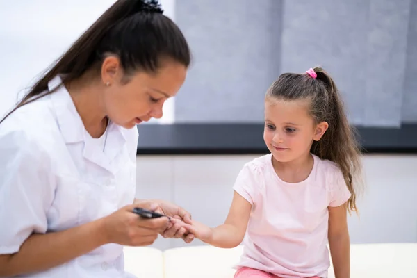 Examen Azúcar Sangre Para Niños Diabéticos Por Médico — Foto de Stock