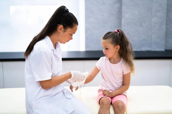 Armverletzungen Und Knochenbrüche Krankenschwester Behandelt Kind Krankenhaus — Stockfoto