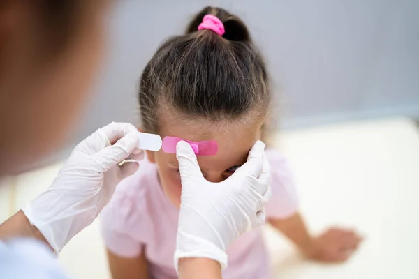 Aplicando Band Aid Para Crianças Feridas Kid Bandage — Fotografia de Stock