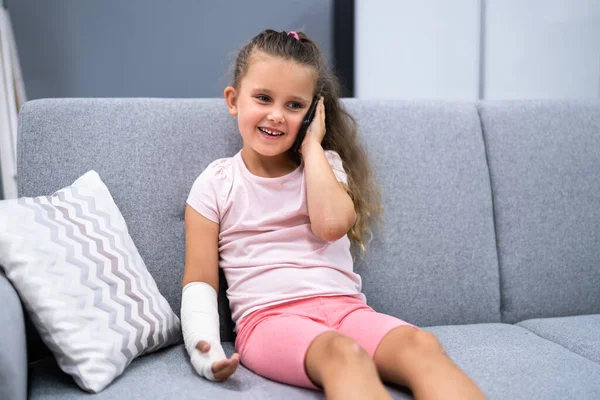 Arm Fracture Cast Injured Young Child Recovery — Stock Photo, Image