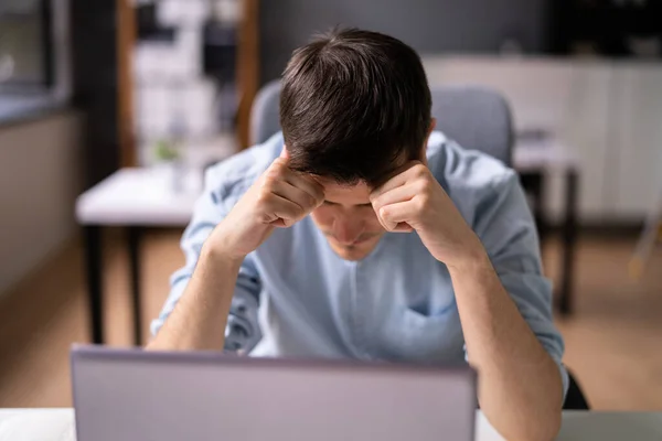 Hombre Triste Infeliz Con Migraña Usando Computadora Portátil —  Fotos de Stock