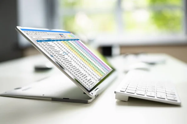 Elektronische Tabellenkalkulation Auf Hybrid Tablet Rechnungsprüfungsamt — Stockfoto