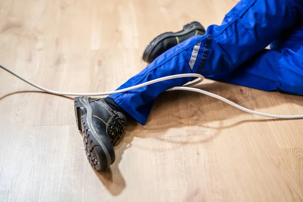 Eletricista Man Cable Trip Lesão Indemnização Por Acidente Deslizamento Queda — Fotografia de Stock