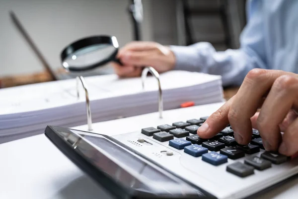 Betrugsermittlung Steuerprüfer Prüft Unternehmensrechnungen — Stockfoto