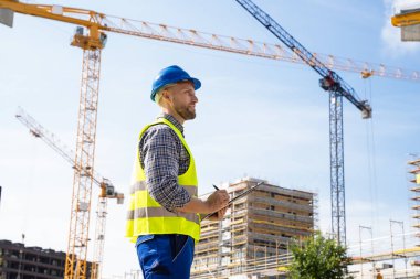 İnşaat alanında OSHA müfettişi. Genç Mühendis