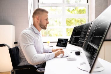 Bilgisayar Programcısı Ofisteki Bilgisayar Kodu Yazıyor
