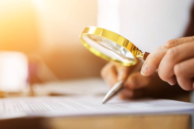 Avukat Kağıt Araştırması Büyüteç ile yapılıyor. İnceleme ve Denetim