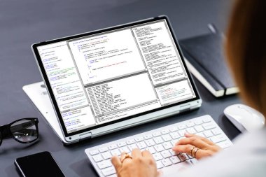 Dizüstü bilgisayar kullanarak Ofis Masasında Programcı veya Kodlayıcı