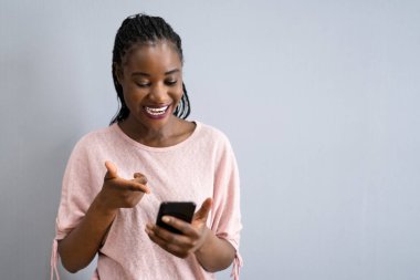 Cep telefonundaki mutlu mesajlar. Genç Afrikalı