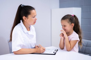 Hasta Çocuk Terapisi. Terapist, çocuğu hastanede teselli ediyor.