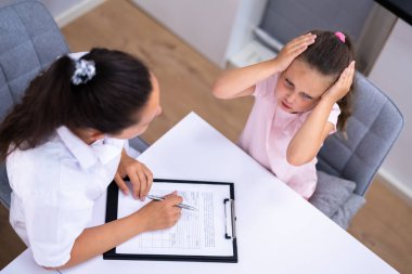 Hasta Çocuk Terapisi. Terapist, çocuğu hastanede teselli ediyor.