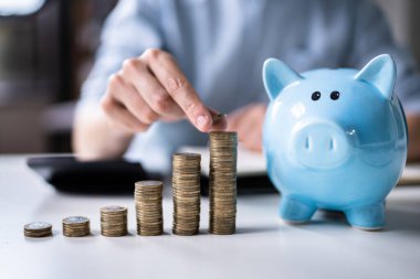 Piggybank Para ve Hesap Makinesi. Muhasebeci Sigorta Koleksiyonu