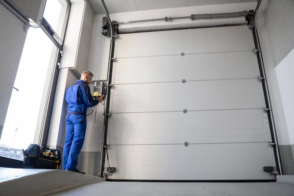 Instalação Reparação Porta Garagem Casa Homem Empreiteiro Casa — Fotografia de Stock