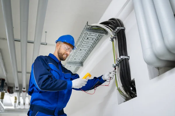 Elektricien Doet Kabelinstallatie Onderhoud Office — Stockfoto