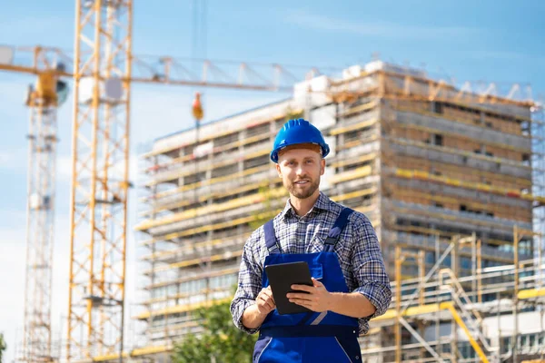 Ingeniero Inspección Trabajador Sitio Construcción Usando Tablet —  Fotos de Stock