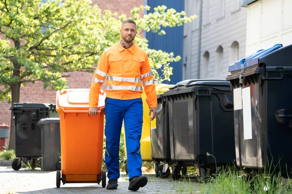 Garbage Removal Man Doet Prullenbak Vuilnis Collectie — Stockfoto