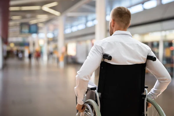 Pessoas Adultas Com Deficiência Viajam Cadeira Rodas Aeroporto — Fotografia de Stock