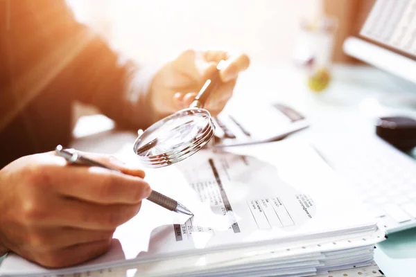 Affärsman Investigation Finance Använda Förstoringsglas Bedrägeri Och Revision — Stockfoto