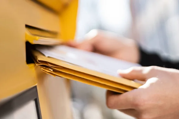 Briefumschlag Zustellung Postfach Postbote Schreibt Brief — Stockfoto