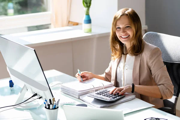 Leende Revisorskvinna Glad Affärsfinansrevisor — Stockfoto