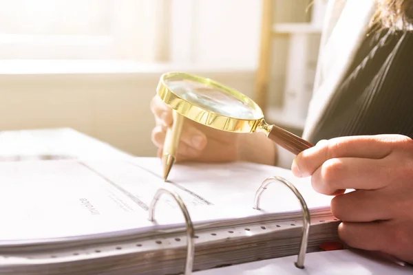 Affärskvinna Undersökning Finansiering Använda Förstoringsglas Bedrägeri Och Revision — Stockfoto