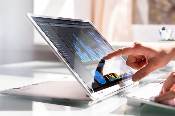 Analis Keuangan Menggunakan Kpi Dashboard Technology Laptop — Stok Foto