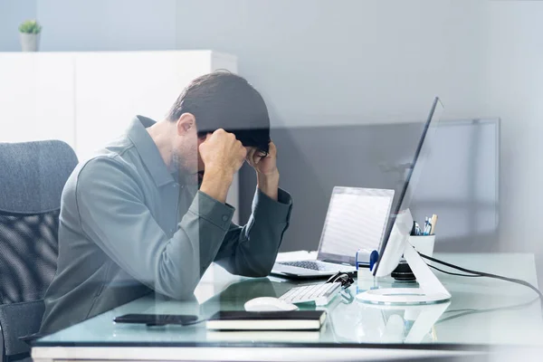 Ofis Bilgisayarının Arkasındaki Mutsuz Stresli Adam Sıkıcı Çalışan — Stok fotoğraf