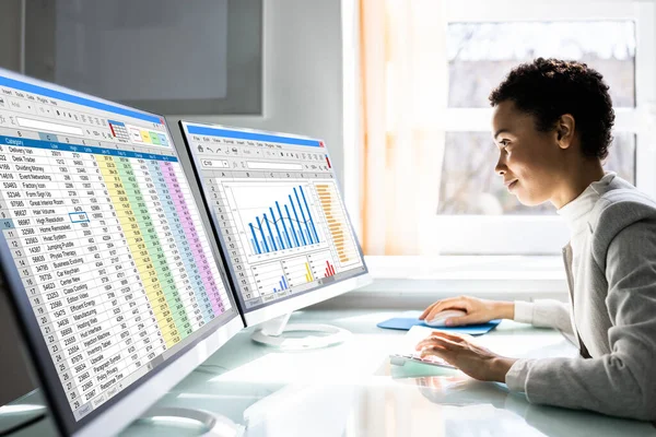 Professionelle Analyst Mitarbeiter Mit Tabellenkalkulation Daten Auf Computer Monitor — Stockfoto