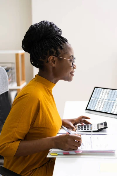 Redovisare Lady Office Använda Räknemaskinen För Tullredovisning — Stockfoto