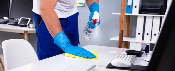 Serviço Limpeza Escritório Janitor Spraying Desk Local Trabalho Higiene — Fotografia de Stock