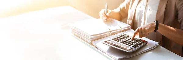 Contabilista Senhora Escritório Usando Calculadora Para Contabilidade Aduaneira — Fotografia de Stock