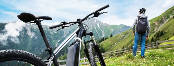 オーストリアのEバイク 自転車レンタル 自然の中でサイクリング — ストック写真