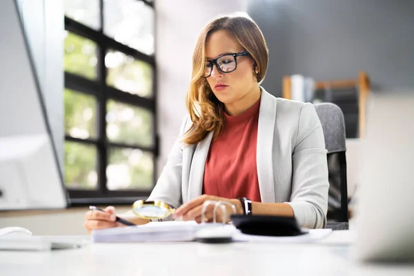 Revisor Gör Finansiell Revision Och Skattebedrägeri Inspektion Med Hjälp Förstoringsglas — Stockfoto