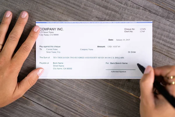 Escrever Cheque Folha Pagamento Mãos Que Assinam Documento Cheque — Fotografia de Stock
