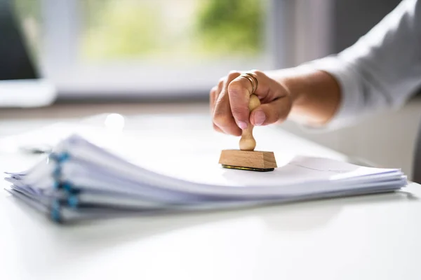 Offentlig Notarie Kontraktsdokument Stämpel Och Tillstånd Godkänn — Stockfoto