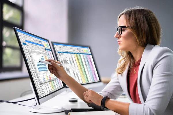 Professionelle Datenanalystin Und Medizinische Abrechnungscodierung Für Frauen — Stockfoto