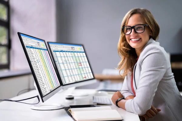 Professionelle Datenanalystin Und Medizinische Abrechnungscodierung Für Frauen — Stockfoto