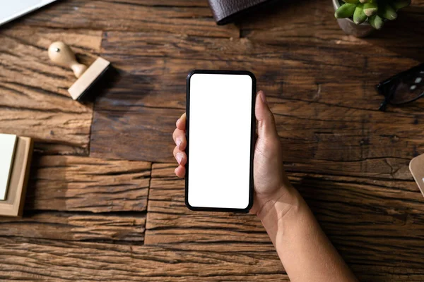Boş Ekran Ile Kadın Tutma Cep Telefonu — Stok fotoğraf