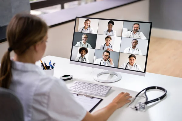 Lékař Line Lékařské Video Konference Různorodým Týmem Nemocničních Pracovníků — Stock fotografie