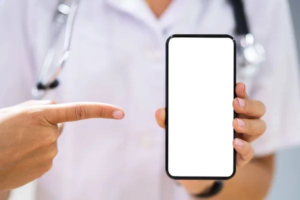 Doktor Hand Hålla Blank Mobiltelefon Eller Smartphone — Stockfoto