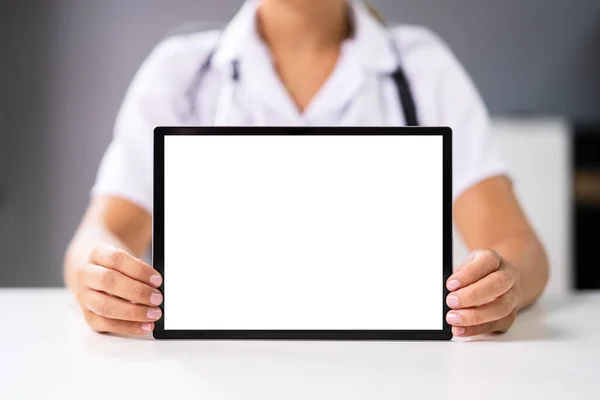 Medische Dokter Vrouw Het Ziekenhuis Met Tablet Computer — Stockfoto