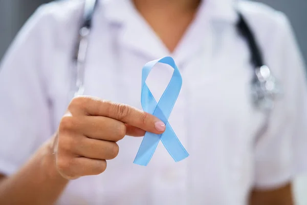 Doctor Teal Ribbon Supporting Ovarian Cancer Awareness — Stock Photo, Image